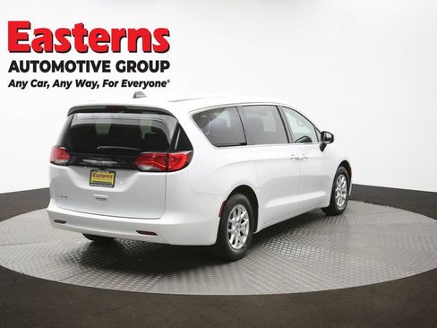 Used 2023 Chrysler Voyager LX image 40
