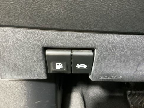 Used 2020 Nissan Kicks SR image 16