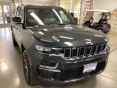 Used 2024 Jeep Grand Cherokee Limited w/ Luxury Tech Group II image 8
