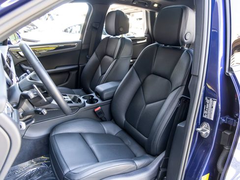 Certified 2026 Porsche Macan AWD/4WD image 5