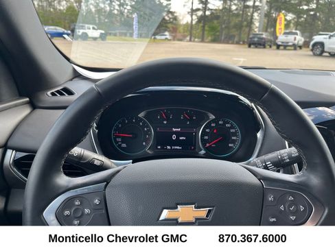 Used 2023 Chevrolet Traverse LT image 12