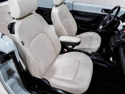 Used 2010 Volkswagen Beetle Convertible image 13