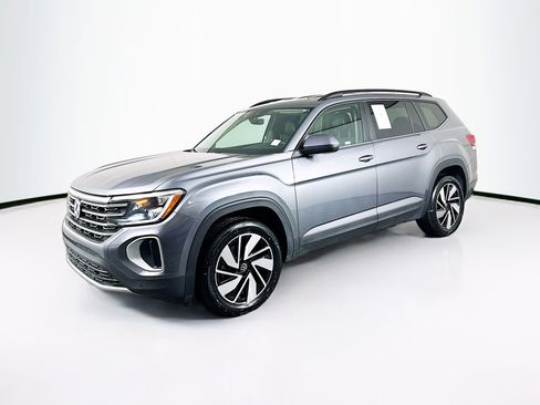 Used 2025 Volkswagen Atlas SE image 3