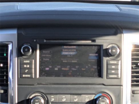 Used 2019 Nissan Titan SV image 17