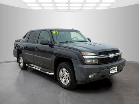 Used 2005 Chevrolet Avalanche Z71 w/ Preferred Equipment Group image 2