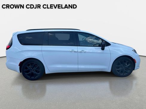 Used 2025 Chrysler Pacifica Limited FWD image 39