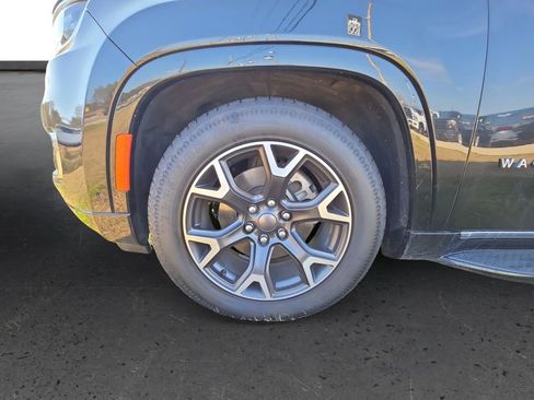 Used 2024 Jeep Wagoneer L Series III w/ Flexible Seating Group AWD/4WD image 9