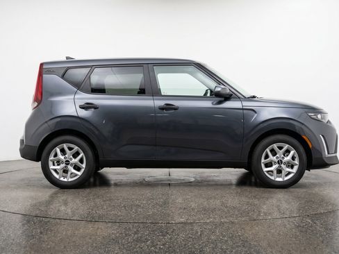 Used 2025 Kia Soul LX w/ LX Technology Package FWD image 11