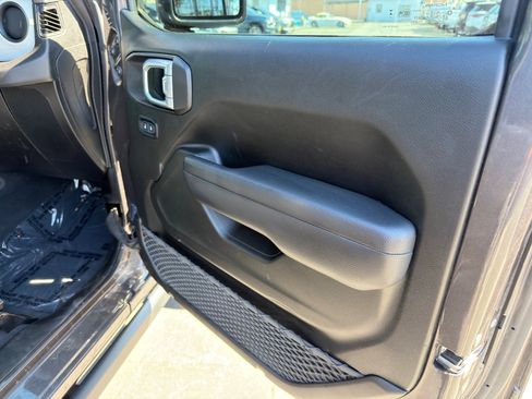 Used 2025 Jeep Wrangler Rubicon image 11