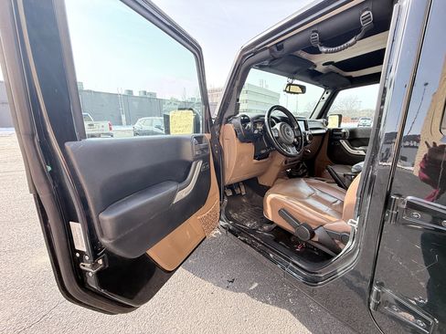 Used 2017 Jeep Wrangler Unlimited Sahara w/ Max Tow Package image 9