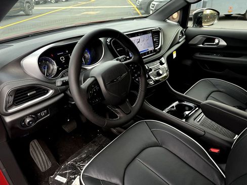 New 2026 Chrysler Pacifica Limited w/ Uconnect Theater Family Group image 13