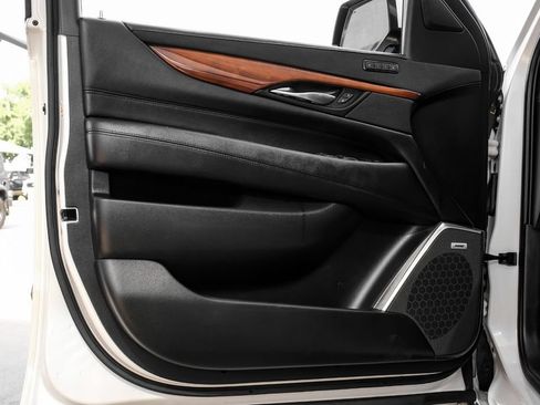 Used 2019 Cadillac Escalade ESV Premium Luxury RWD image 47