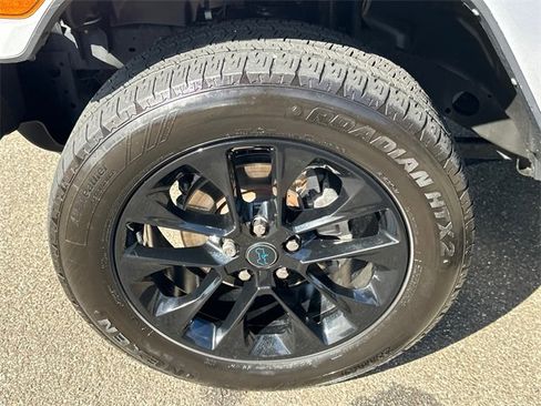 Used 2024 Jeep Wrangler Unlimited Sahara w/ Technology Group image 8