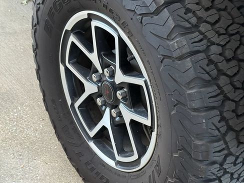 Used 2025 Jeep Wrangler Unlimited Rubicon w/ Convenience Group AWD/4WD image 10