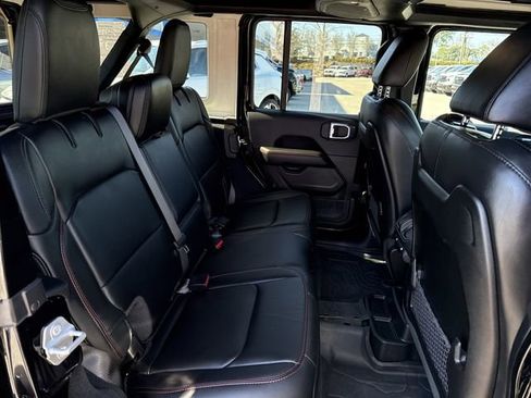 Used 2025 Jeep Wrangler Unlimited Rubicon w/ Technology Group image 32