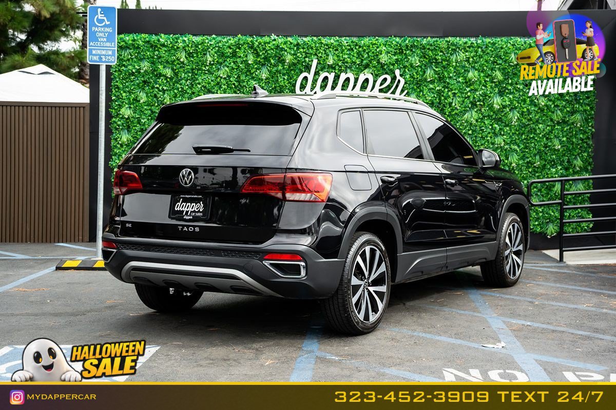 Used 2023 Volkswagen Taos SE w/ Panoramic Sunroof Package FWD image 5