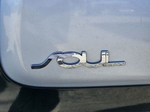 Used 2016 Kia Soul ! w/ Premium Package image 4