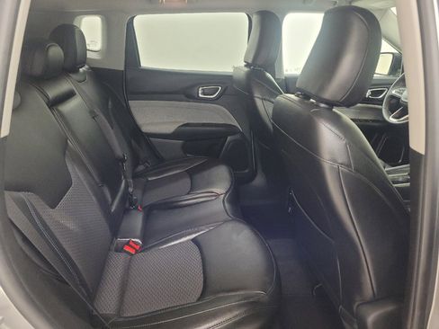Used 2022 Jeep Compass Latitude FWD image 19