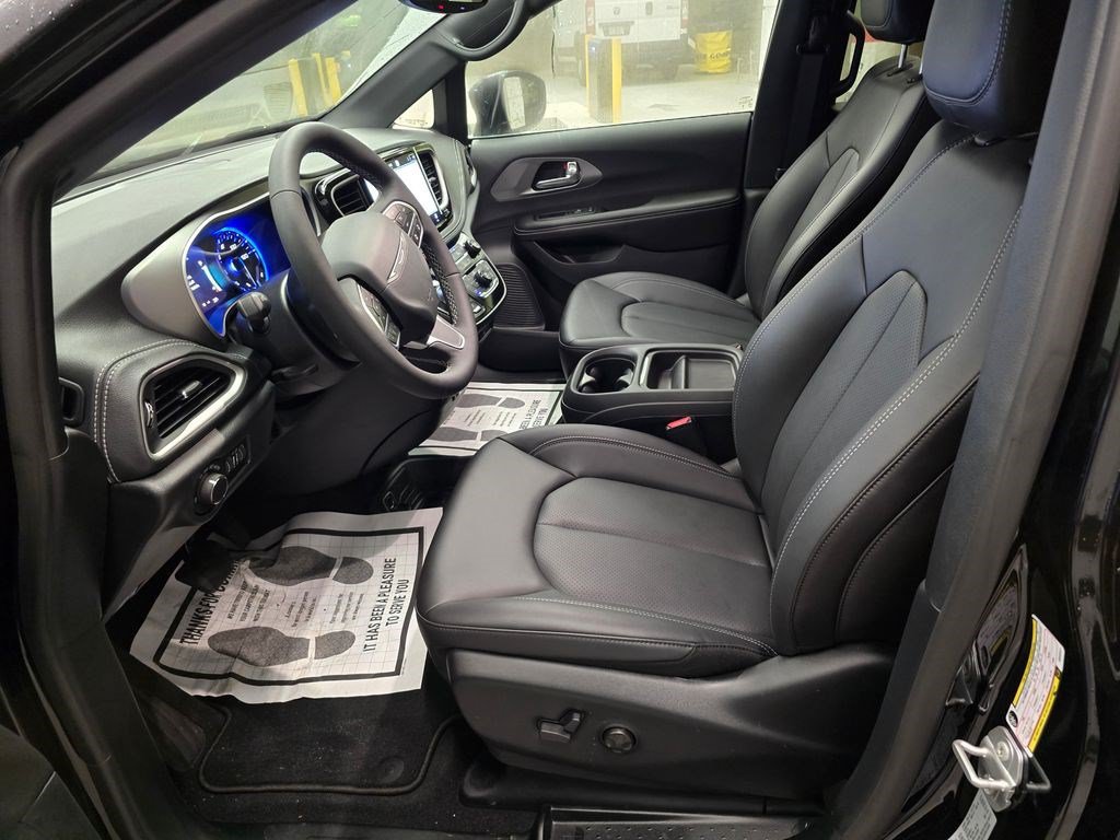 New 2027 Chrysler Pacifica Select FWD image 15