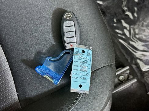 Used 2025 Nissan Altima 2.5 SV FWD image 35