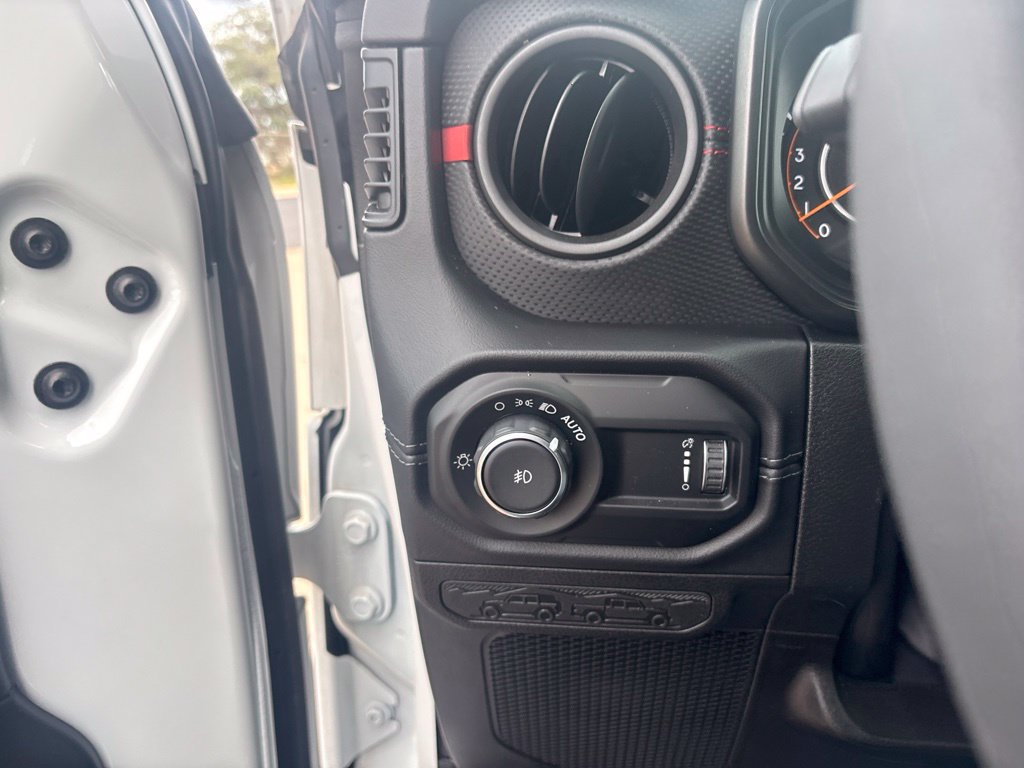Used 2024 Jeep Wrangler Unlimited Rubicon w/ Convenience Group AWD/4WD image 16