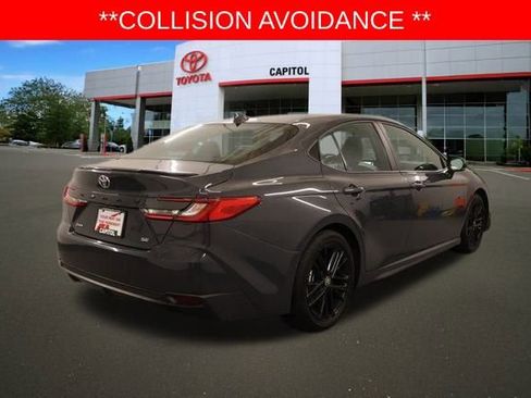 Used 2025 Toyota Camry SE image 4
