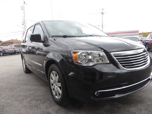Used 2015 Chrysler Town & Country Touring w/ Driver Convenience Group image 2