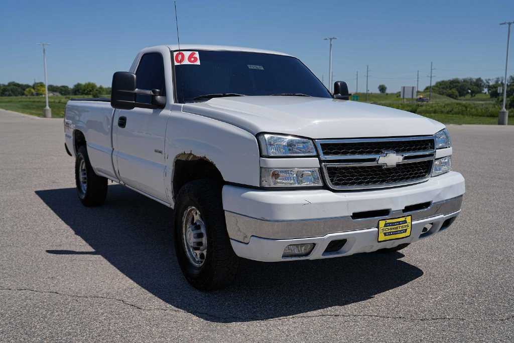 Used 2006 Chevrolet Silverado 2500 W/T w/ Heavy-Duty Power Package AWD/4WD image 4