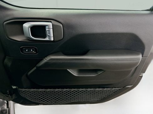 Used 2018 Jeep Wrangler Unlimited Sahara image 33