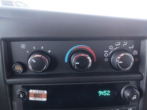 New 2025 Chevrolet Express 3500 Extended image 28