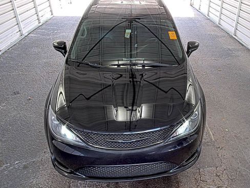 Used 2017 Chrysler Pacifica Touring-L FWD image 2