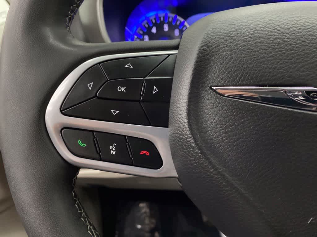 Used 2024 Chrysler Pacifica Touring-L FWD image 21