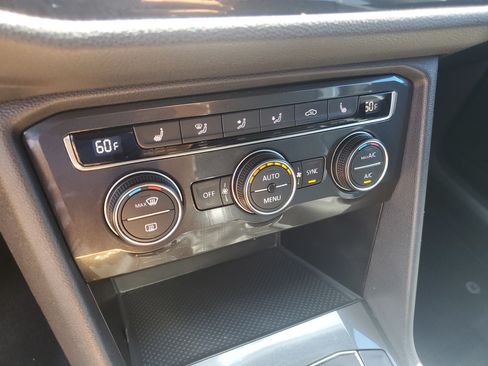 Used 2018 Volkswagen Tiguan SE w/ Front Fog Lights Package FWD image 21