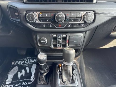 Used 2025 Jeep Wrangler Unlimited Sahara AWD/4WD image 16
