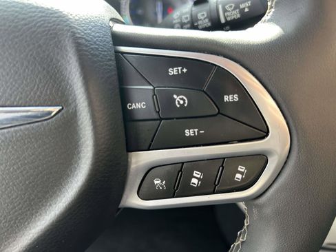 Used 2023 Chrysler Pacifica Touring-L image 23