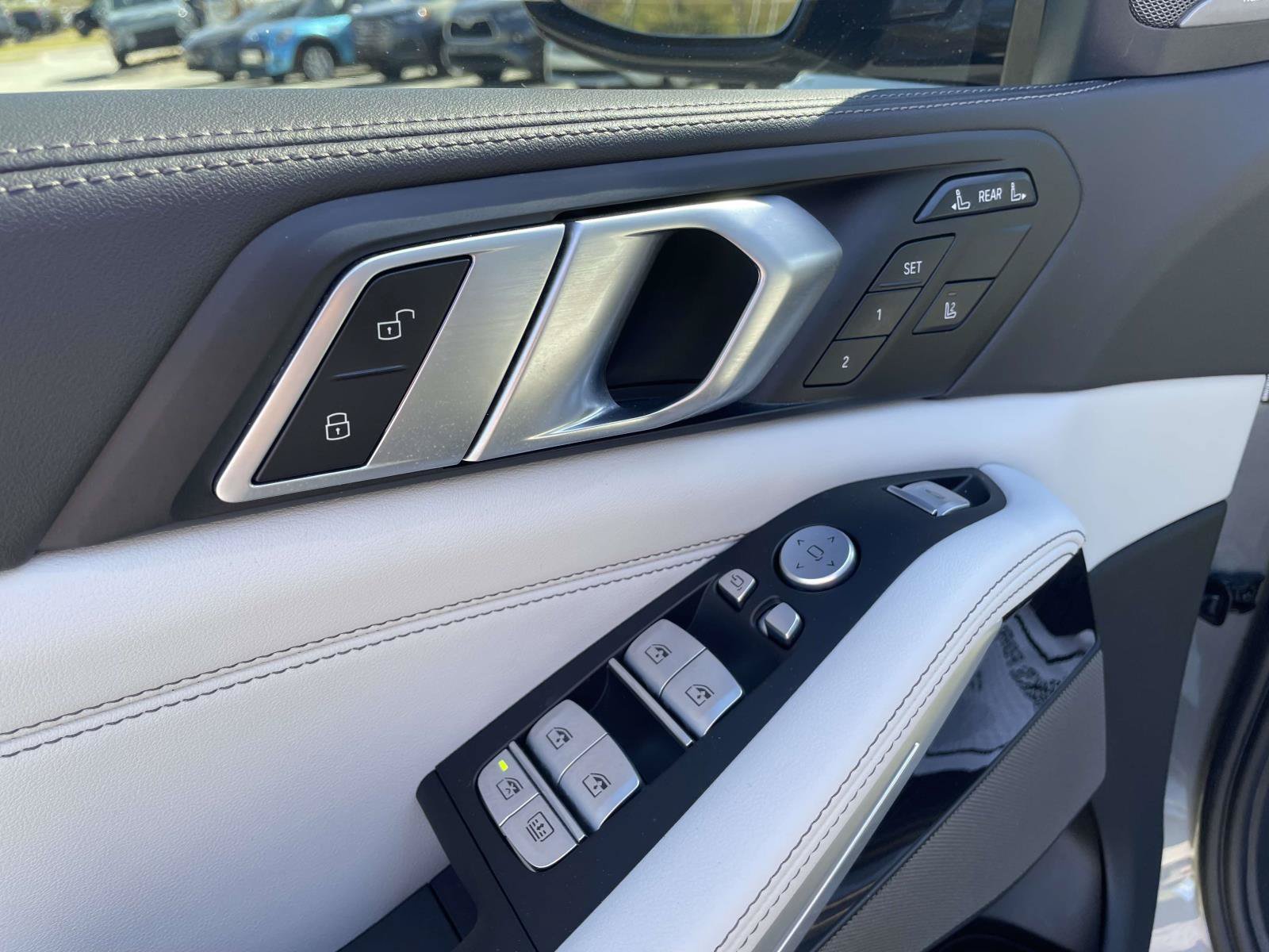 Used 2023 BMW X7 xDrive40i w/ M Sport Package AWD/4WD image 8