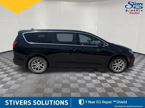 Used 2025 Chrysler Pacifica Select FWD image 5