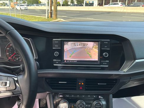 Used 2019 Volkswagen Jetta SE w/ Cold Weather Package FWD image 10