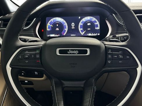 Certified 2023 Jeep Grand Cherokee Limited w/ Luxury Tech Group II RWD image 14