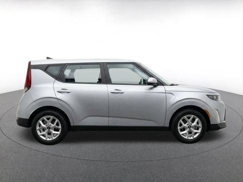 Used 2025 Kia Soul LX w/ LX Technology Package FWD image 11