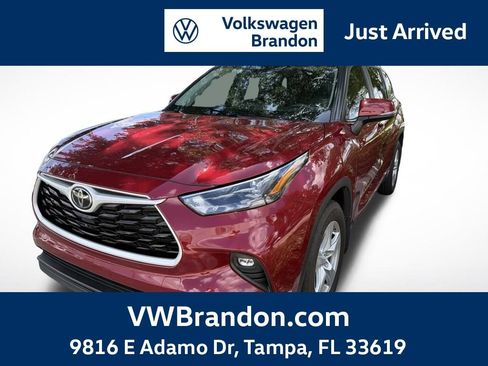 Used 2024 Toyota Highlander LE FWD image 1