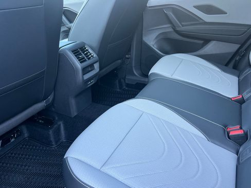 New 2026 Volkswagen Tiguan SE R-Line image 12