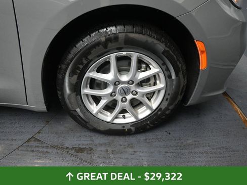 Used 2025 Chrysler Pacifica Select image 19