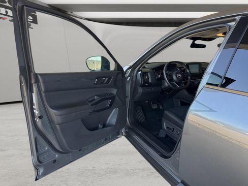 Used 2025 Nissan Pathfinder SV FWD image 10