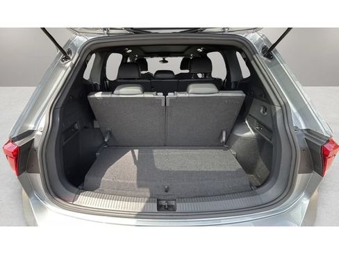 Used 2021 Volkswagen Tiguan SE R-Line FWD image 32