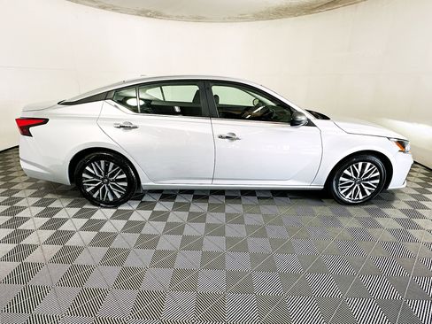 Used 2024 Nissan Altima 2.5 SV FWD image 2