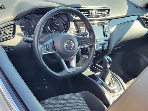 Used 2022 Nissan Rogue Sport SV image 3