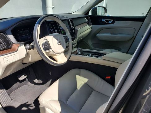 Certified 2022 Volvo XC60 B5 Momentum image 16