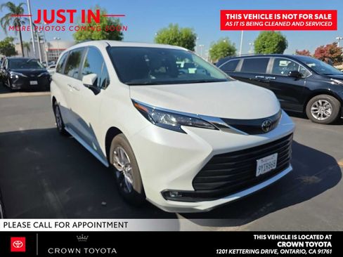 Used 2026 Toyota Sienna XLE FWD image 2