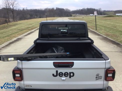 Used 2024 Jeep Gladiator Sport image 5